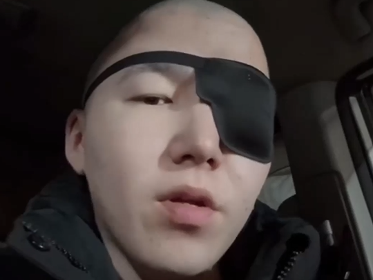 “Не надевайте вот эту камуфляжку у себя дома. Зачем? Вы просто берёте и пугаете детей, блядь. Пугаете обычных гражданских, понял, которые живут своей жизнью”