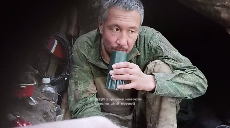 “А на этой задаче хули у командира полка жопа горит. Он всех гонит на задачи. <…> У него жопа горит — он всех гонит подряд: калечей-хуялечей. Пацаны вот с направлением на ВВК лежат, на увольнение — всех вперёд, блядь”