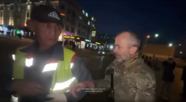 “Документы покажи. <…> У меня пулемёт”