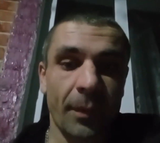 “Уважаемые мужчины Российской Федерации, не идите туда, нехер вам там делать. Вы посмотрите на меня. Вон, я пошёл, остался инвалидом, нахер никому не нужен. Ни власти, блядь, ни Пушилину, ни Путину, никому.”